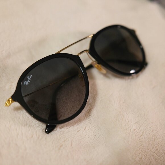 LIKE NEW: Classic Pilot Ray-Ban
